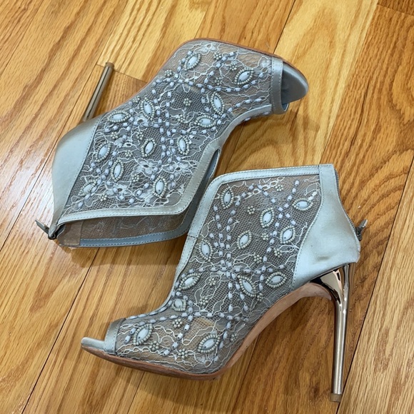 **BCBGMAXAZRIA ICE BLUE BEADED/LACE/SATIN HEELS 8 - Picture 5 of 13